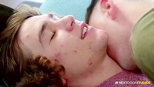 Hayden Landon Joins Neighbor Ian for a Scorching Three-Way Ride – NextDoorTwinks 18+