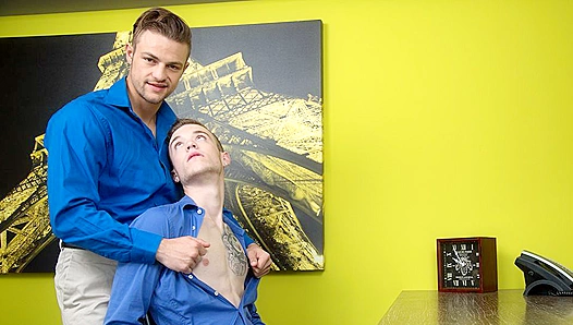 Finn and Pattinsons Steamy Office Encounter: Hard-Fisted Action on NextDoor 18+