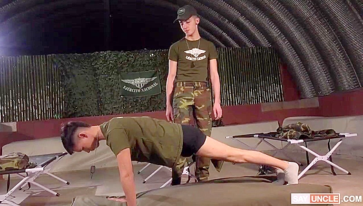Sweaty Soldier Showdown: Franks Steamy Boot Camp Bangs - MilitaryDick