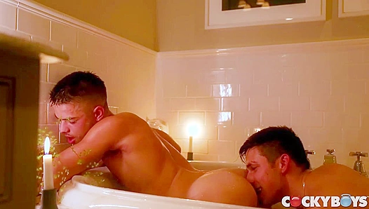 Steamy Showdown: Fox vs Knoxx Face-Fuck in the Shower – GayPornTube 18+