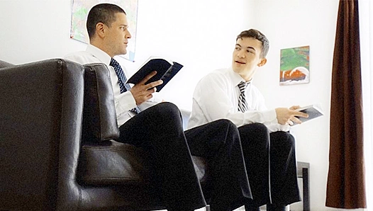 Elder Hardt Jordans Leads a Sizzling Threeway Thrill: Sweaty Muscles and Raw Passion