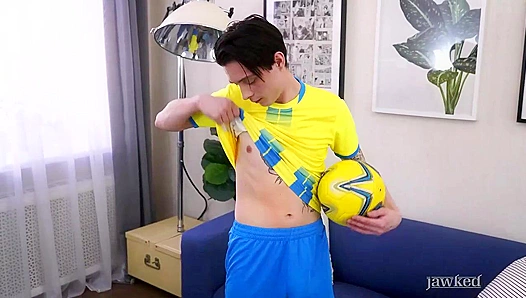 Miles Gallagher Scores Big: This Hunky Twink Serves Up Steamy Sex – JAWKED
