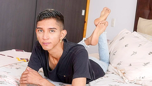 Nicolas Greey Spreads Open Wide for Intense Solo Thrills - BoyFun
