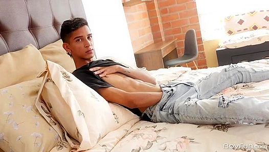 Nicolas Greey Spreads Open Wide for Intense Solo Thrills - BoyFun