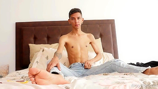 Nicolas Greey Spreads Open Wide for Intense Solo Thrills - BoyFun