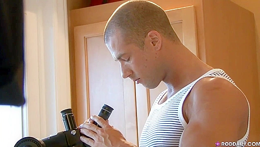 Ripped Body on Full Display: Rod Dailys Sultry Solo Workout in Crisp HD – OnTheSet