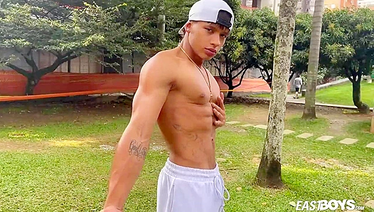 Damonds Pregame Ritual: Bulging Muscles Pumped Hard as He Teases Himself – EastBoys 18+