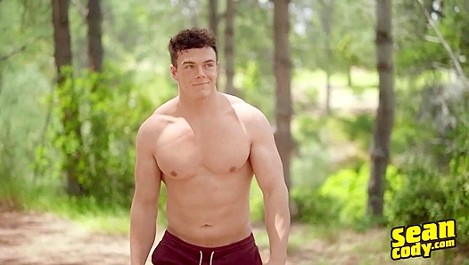 Clark Reids Sculpted Muscles on Show: Bulging Biceps, Chiseled Abs, Ass in the Air –