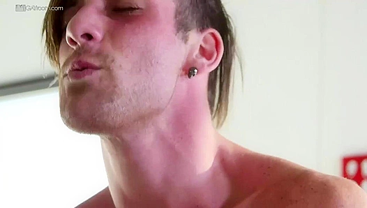 Steamy Morning Throes: Tommy Craves Zaqs Musky Load as He Devours Hung Mans Thick Cock in