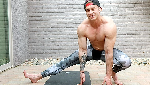 Jonnys Muscular Frame Quakes as He Unleashes His Hot Load – GayHoopla 18+