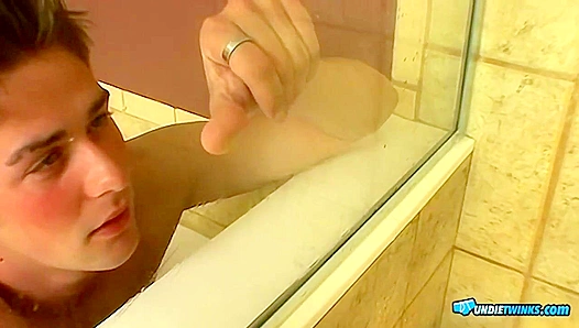 Jeremiahs Sizzling Skin-Tight Tease: Flexing Muscles in Briefs – GayPrideTube 18+