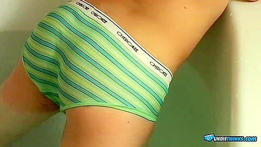 Jeremiahs Sizzling Skin-Tight Tease: Flexing Muscles in Briefs – GayPrideTube 18+