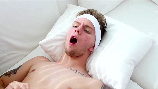 Timothy Drakes Tongue Wraps Around Beau Taylors Thick Athlete Cock - GayXXX