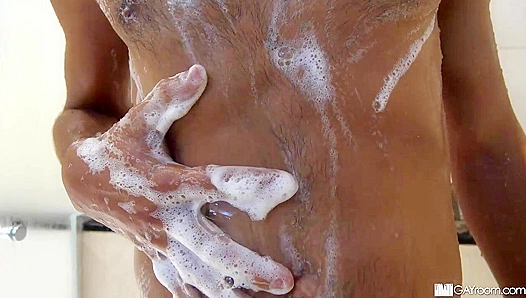 Steamy Muscle Rubdown Sets Off Sizzling Gay Affair - Arads Oiled Grip Fuels Finns
