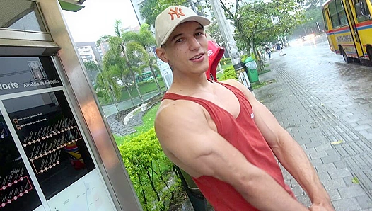 Jhon Biancos Chiseled Body on Display: Flexing Ripped Muscles for Your Viewing Pleasure –