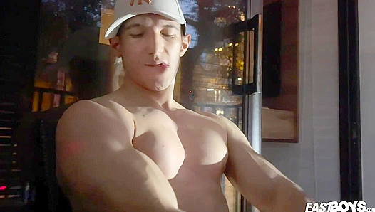 Jhon Biancos Chiseled Body on Display: Flexing Ripped Muscles for Your Viewing Pleasure –