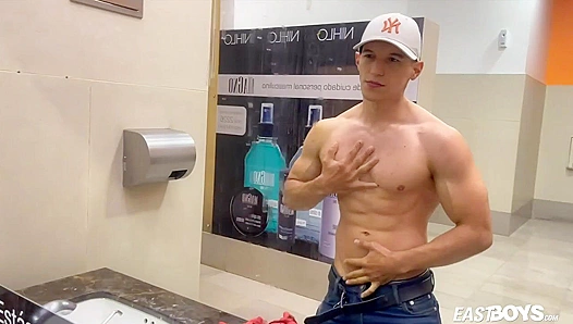 Jhon Biancos Chiseled Body on Display: Flexing Ripped Muscles for Your Viewing Pleasure –