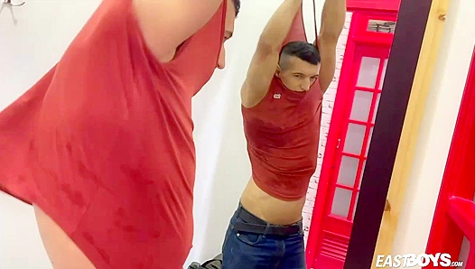 Jhon Biancos Chiseled Body on Display: Flexing Ripped Muscles for Your Viewing Pleasure –