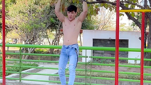 Slick-Ripped Muscle Hunk Robin Zanders Unleashes Torrential Cum Blast – EastBoys