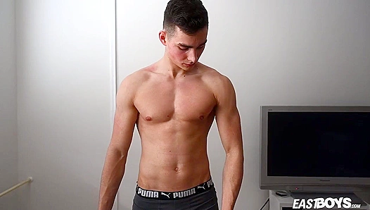 Chiseled Beefcake Emilion Reynolds Flexes His Ripped Body - EastBoys 18+