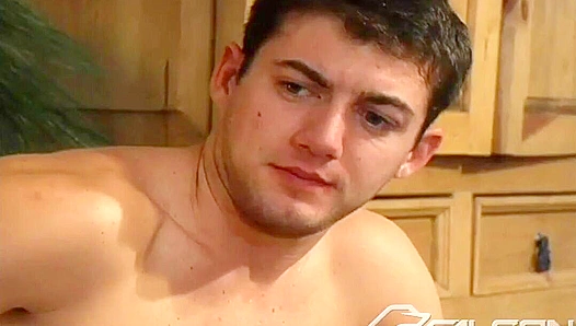 Steamy Threesome Frenzy: Justins Muscular Frame Envelops Hung Twink Cocks – 18+