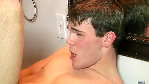 Steamy Shower Squeeze: Hung Daddys Throbbing Cock Dominates in the Wet Heat – GayFuckFest