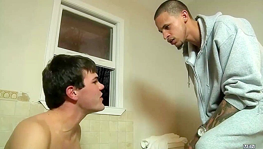 Steamy Shower Squeeze: Hung Daddys Throbbing Cock Dominates in the Wet Heat – GayFuckFest