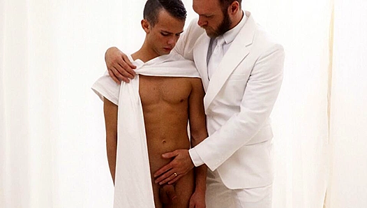 Bearded Mormon Hunk Receives Devoted Oral Service from Youthful Missionary – 18+