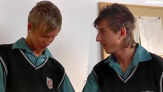 Joe Sorensen Swallows Leo Palmers Hot Cum Load in Sticky Threesome – GayXXX