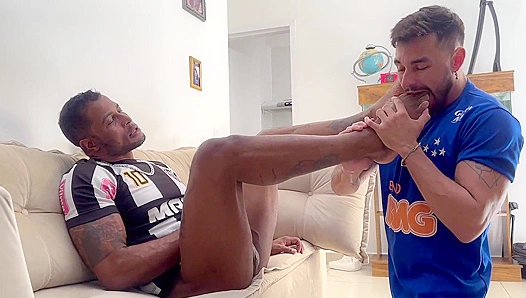 Steamy Fan Frenzy: Passion Ignites Between Rival Supporters on Brazils Carnaval Cruise –