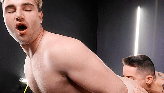 Brawny Bathhouse Brawl: Boston Takes OReillys Huge Cock Deep - GayPornX 18+