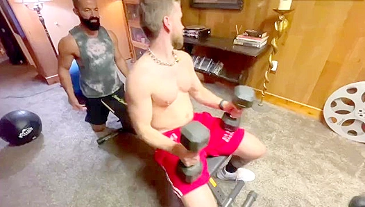 Glistening Muscles Pumping as He Facesplits for a Hot Load – Gay Fitness Gloryholes 18+