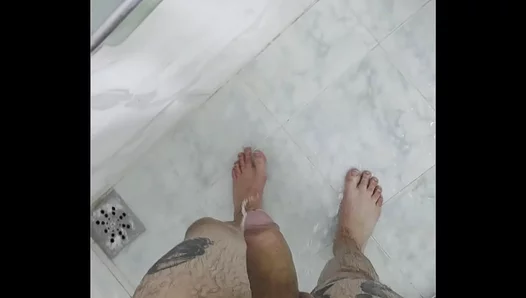 Steamy Shower Showdown: LKingsbrs Rips Off Shirt to Expose Buff Brazilian Body –