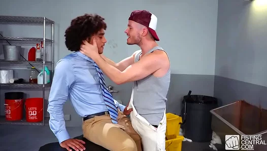 Oiled Hands Deeply Invade: Hairy Bears Tight Hole Enveloped by Gloved Fingers – GayPornXL