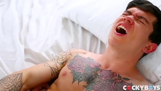 Unleashing Calvins Morning Glory: A Raw Ride on Clarks Hung Beef – GayPornX 18+