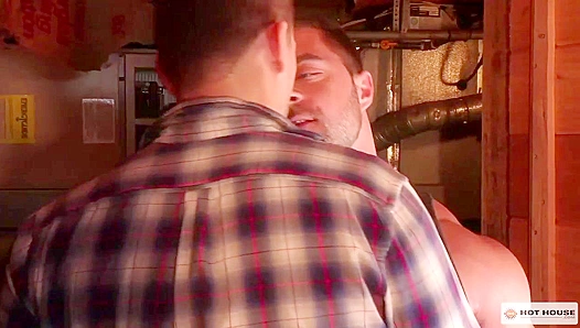 Hungry for Thick Cock, Handyman Derek Gets Hammered by RomanTodds Raw Beef – TinyGays