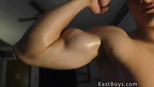 Dylan Shows Off Massive Biceps in Steamy Muscle Worship Scene – Ripped Ready