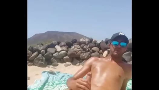 Sensual Barefoot Orgasm on Golden Beach: Gay Sun-Kissed Pleasure – TinyGays 18+