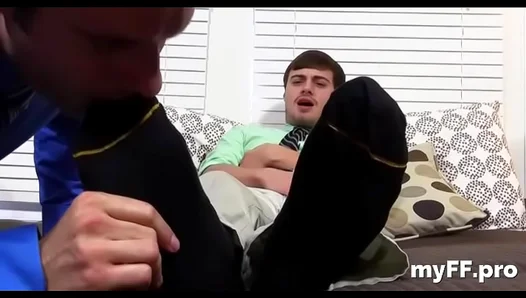 Muscle Hunks Obsession Takes Him Deep into Foot Worship Raunchy Anal Play – GayFetish 18+