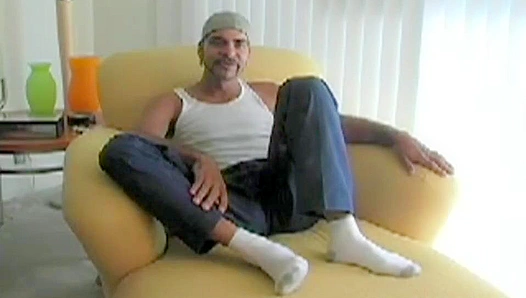 Julians Urgent Jerk-Off: Over 30 and Desperate for Release - PureGayX 18+