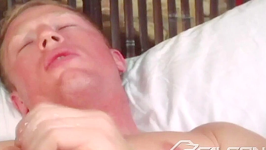 Steamy Self-Love: Jakes Throbbing Cock Gets Pleasured by Powerful Vibration – Falcon