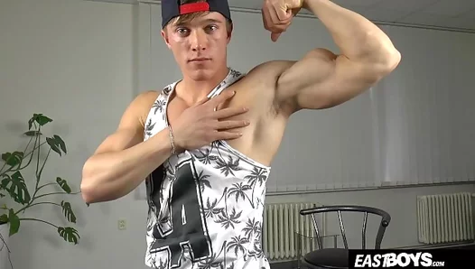 Larrys Buff Beefcake Bares Ripped Physique for 18+ Flexing Fun – TinyGays