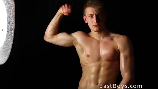 Ripped Fantasy Comes Alive: Hunky Shemale Showcases His Toned, Dreamy Body – Hot 18+