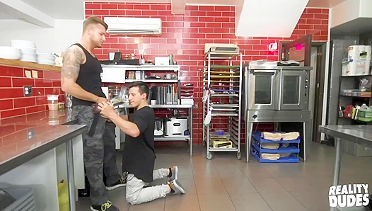 Steamy Kitchen Threesome: Collin Jaxs Scorching Anal Frenzy with Damon – RealityDudes