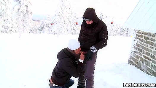 Steamy Alpine Threeway: Pauls Tight Hole Takes Big Loads on the Slopes – GayResortX 18+