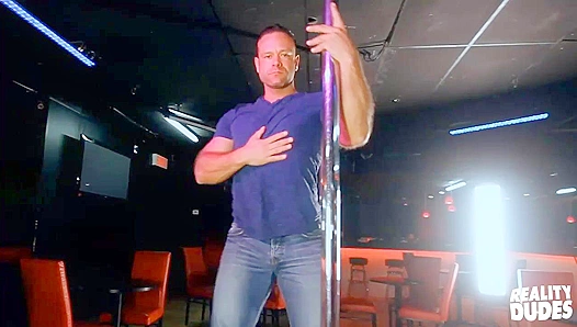 Beefy Daddy Darcy Oaks Exposes Himself in Intimate POV – RealityDudes 18+