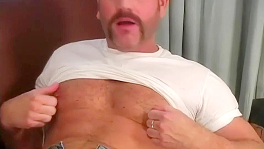 Musclebound StepDad Matthew Fords Powerful Grip Teases – HotDadsOver30